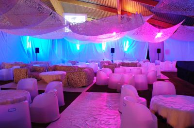 2005.09 Swiftparty Copenhague. Filets blancs fluorescents suspendus et tendus au plafond avec &eacute;clairage