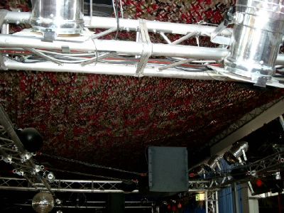 18 filets mod&egrave;le Balkan install&eacute;s c&ocirc;te &agrave; c&ocirc;te en discoth&egrave;que pour r&eacute;duire la hauteur de plafond et assombrir la piste de danse