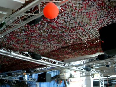 18 filets mod&egrave;le Balkan install&eacute;s c&ocirc;te &agrave; c&ocirc;te en discoth&egrave;que pour r&eacute;duire la hauteur de plafond et assombrir la piste de danse