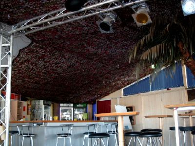 18 filets mod&egrave;le Balkan install&eacute;s c&ocirc;te &agrave; c&ocirc;te en discoth&egrave;que pour r&eacute;duire la hauteur de plafond et assombrir la piste de danse