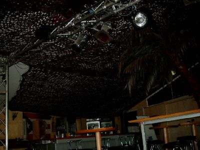 18 filets mod&egrave;le Balkan install&eacute;s c&ocirc;te &agrave; c&ocirc;te en discoth&egrave;que pour r&eacute;duire la hauteur de plafond et assombrir la piste de danse