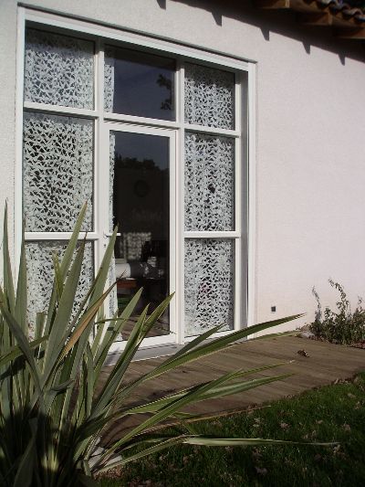 Filet snow install&eacute; en tant que rideau, vu de l'ext&eacute;rieur.