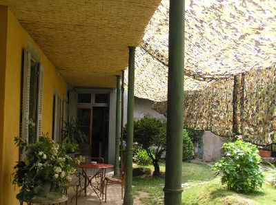 Filets U. S. Woodlands install&eacute;s sur pergola pour ombrage c&ocirc;t&eacute; droit