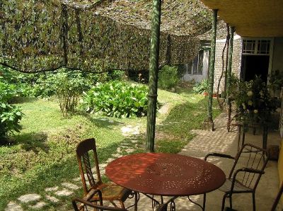 Filets U. S. Woodlands install&eacute;s sur pergola pour ombrage c&ocirc;t&eacute; gauche